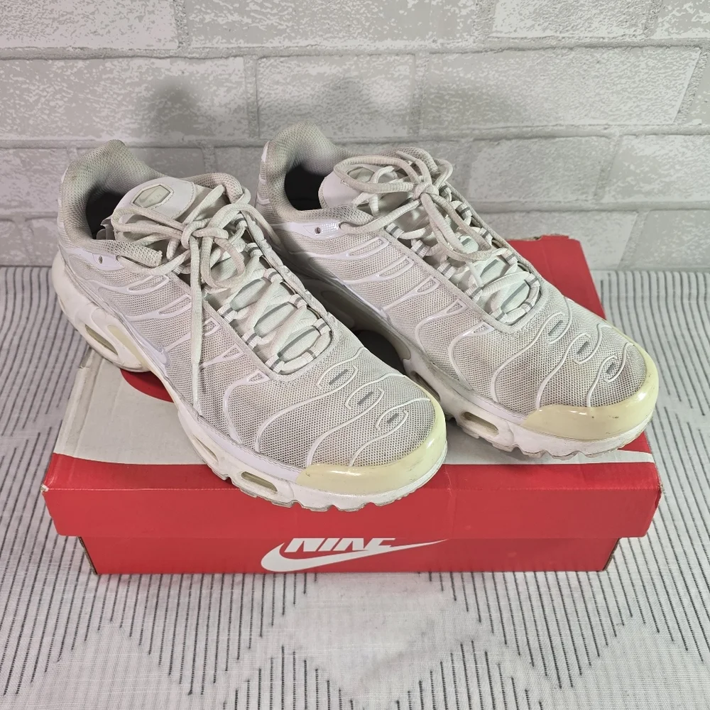 Nike Air Max Plus Women's White DM2362 100 Used w/ Box Size 9.5